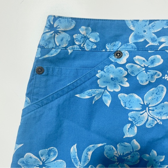 Retro blue and white floral print shorts - Picture 4 of 7
